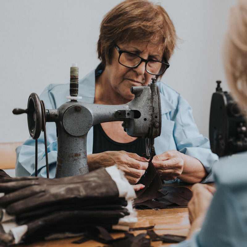 Gants de Conduite Hommes - Marron foncé  - Fabriqués à la main en Italie  – Gants en Cuir de Luxe – Fait à la Main en Italie - Fratelli Orsini® - Production - 3